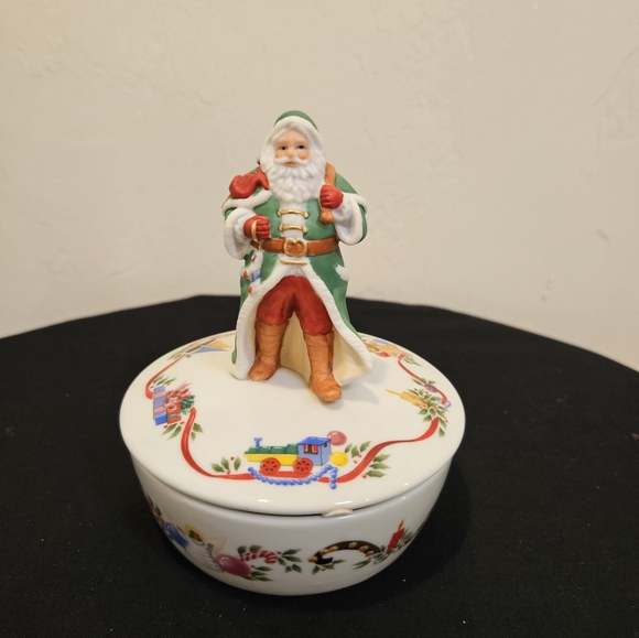 Lenox Victorian Santa Music Box - Picture 1 of 8